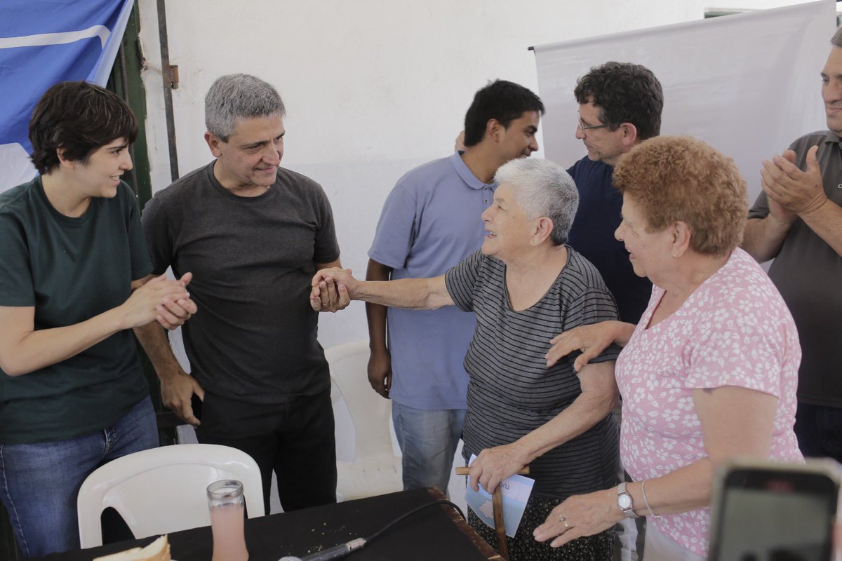 pyedlin's tweet photo. 🎤Estamos trabajando para que el 26 de octubre el Frente #TucumánPrimero garantice que en el Congreso los tucumanos seamos defendidos de las políticas de ajuste y crueldad de @JMilei.
📍En barrio Alberdi Norte con @gabiyedlin y @CaroVargasTuc conversamos con dirigente y vecinos. https://t.co/qnRUowiuWT