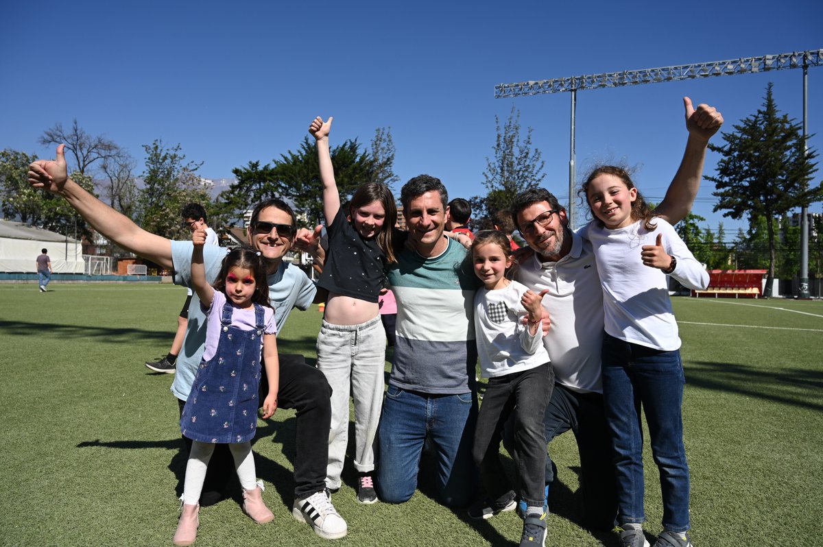 En el campo de fútbol se vivió una divertida actividad y circuito deportivo para padres e hijos. ⚽👨‍👩‍👧‍👦 Una instancia llena de energía y alegría que dio un sello muy familiar al Día de la Hispanidad 2025.
#EstadioEspañol #DíadelaHispanidad