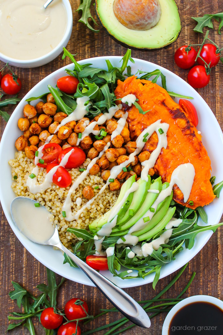 Sweet Potato Quinoa Bowl! 🍠🥑 This ultra-nourishing bowl is so flavorful, filling, and healthy. It features roasted chickpeas, avocado, arugula, and a creamy tahini dressing. Protein-rich and easy to customize! 🥣 #Vegan
✅ RECIPE: thegardengrazer.com/sweet-potato-q…