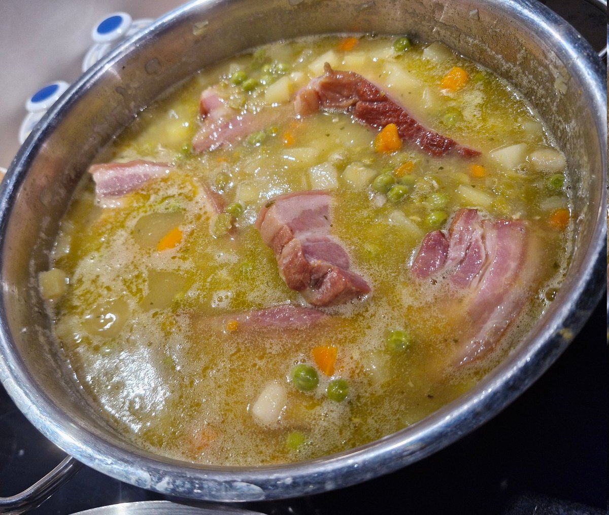 lu_eder's tweet image. Falls Sie denken, Sie hätten es schwer:
Ich muss noch 25 Portionen Suppe für&apos;s Absegeln morgen kochen.