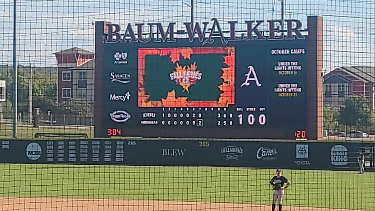 DSeifertD1PBR's tweet image. DBU adds two in the 6th with a 2-run single from Ryan Martin but @RazorbackBSB respond in the 7th with back to back jacks by Kuhio Aloy and Reese Robinett.
Aloy crushed a 1st pitch hanging changeup, no doubter. Robinett played to his power, went oppo for his big fly.
3-2 DBU,…