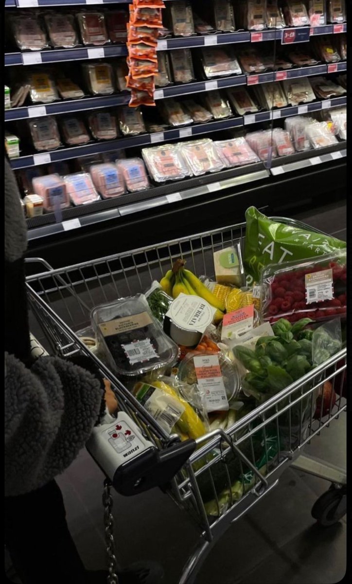 teaandtinybites's tweet image. comment your must have grocery items with as little calories as possible. grocery shopping is always hardest for me