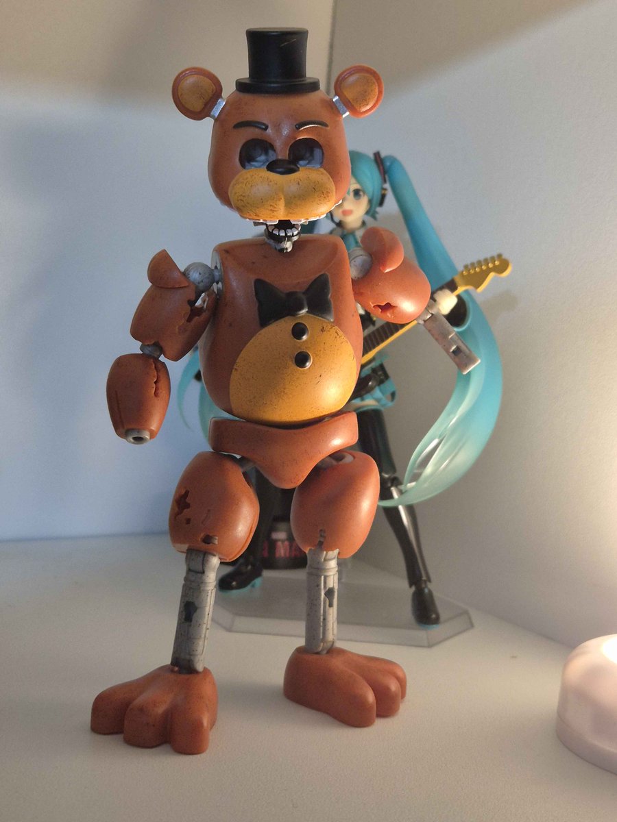JSTEVO232002's tweet photo. The new Jazwares Endo-series Freddy has turned out to be one of the most fun to pose FNaF figures and i couldn't be happier. Plus you can make a really cool looking Ignited Freddy.

#FiveNightsatFreddys #Fnaf #Jazwares https://t.co/w01oWR04Lp