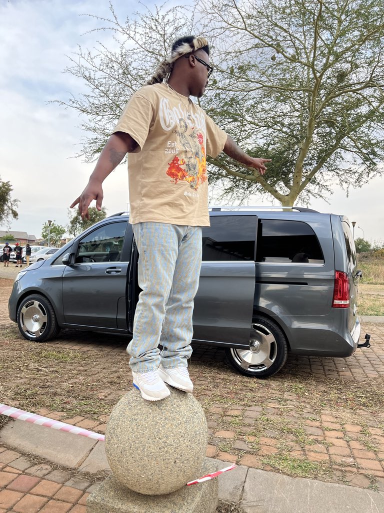 MlindoRSA's tweet photo. Work mode https://t.co/QjVlZEMvTY