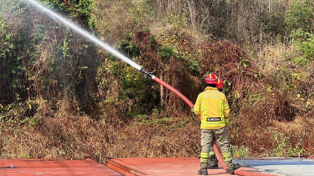 BomberosGYE's tweet photo. #BCBGInforma | Atendemos incendio forestal en el cerro La Candelaria, en el km 22 de la vía a Daule, cerca al Terminal Chorrillo - Pascuales.

Despachamos nueve unidades de combate urbano forestal y una ambulancia para la atención de la emergencia. https://t.co/GiLcQFHoHt