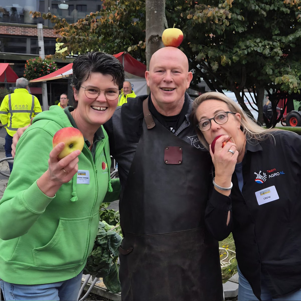 Karin_B_E's tweet photo. Was weer een waardevolle dag met en voor @teamagronl. Veel mensen gezien & gesproken.
#PierreWind ging aan de slag met onze meegebrachte groenten en de Elstar-Elshof 🍎 https://t.co/Hm9LrZalpp