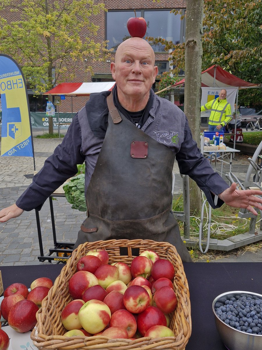 Karin_B_E's tweet photo. Was weer een waardevolle dag met en voor @teamagronl. Veel mensen gezien & gesproken.
#PierreWind ging aan de slag met onze meegebrachte groenten en de Elstar-Elshof 🍎 https://t.co/Hm9LrZalpp