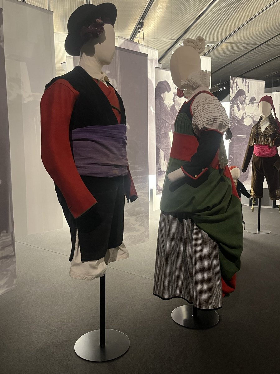 laquiti's tweet image. En #Aragòn no solo hay jotas aunque a todos nos vengan ellas a la cabeza si pensamos en esa zona.
Pero no pude dejar de tararear una viendo los trajes de allá en el @MuseodelTraje (lo de bailarla ya lo dejo para otro día porque es para nota😉)
youtu.be/oWsr5CWK94o?si…