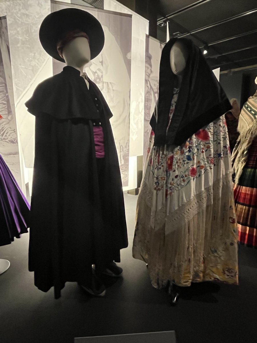 laquiti's tweet image. En #Aragòn no solo hay jotas aunque a todos nos vengan ellas a la cabeza si pensamos en esa zona.
Pero no pude dejar de tararear una viendo los trajes de allá en el @MuseodelTraje (lo de bailarla ya lo dejo para otro día porque es para nota😉)
youtu.be/oWsr5CWK94o?si…