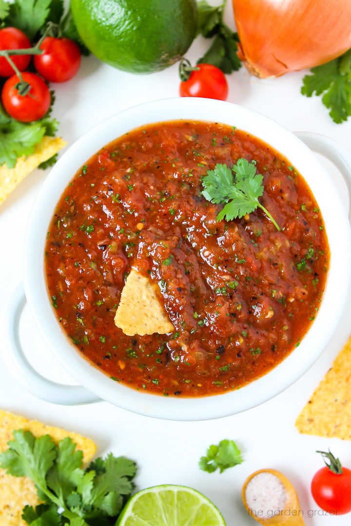 Restaurant-Style Blender Salsa! 🍅🧄🌿 So refreshing &amp; flavorful.  This salsa tastes like the ones you’d find at a Mexican restaurant... but made easy right at home! ✨ #Vegan
✅ RECIPE: thegardengrazer.com/restaurant-sty…