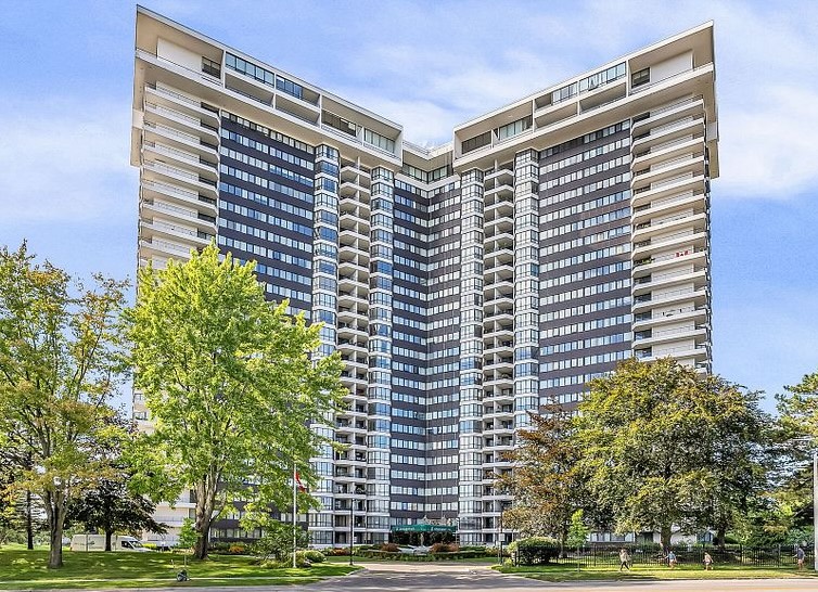 Coming Soon To Mississauga
1333 Bloor St, #2301, Mississauga, ON
$499,888
2 B/R  1 Bath On The 23Rd At Applewood Place At Bloor &amp;  Dixie Rd.  1,000 Sq. Ft. Of Bright, Open Living Space With Southeast Corner Exposure &amp; Unobstructed City Views.
For Viewing Call 
416 884 7707