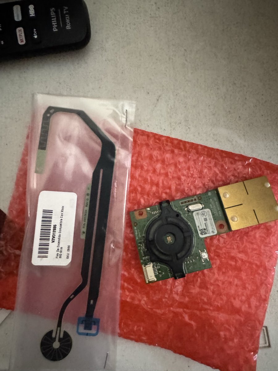 Geonight's tweet photo. Andamos en pausa. Tuve que recoger un pedido que me llegó 👾😄
A reparar un Xbox 360 y ampliar almacenamiento de la pc. https://t.co/IGEJRHSMyv