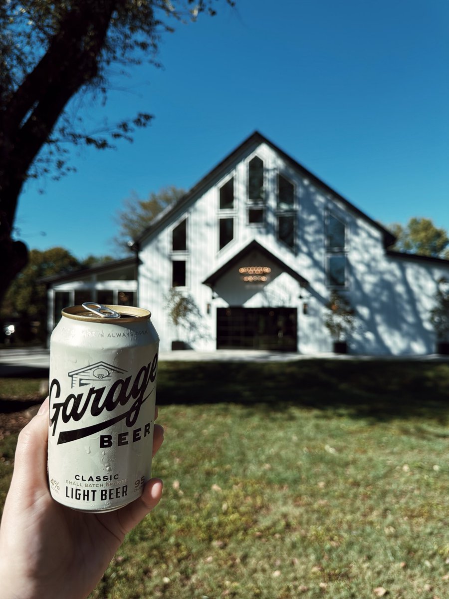 realf_inlegacy's tweet image. shout out to @drinkgaragebeer for the wedding beer! 

our girl is hitched!!! @KassiesVersion