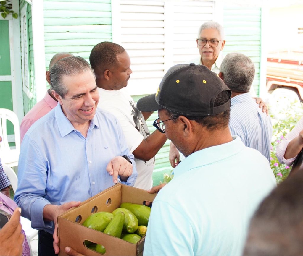 FJavierGarciaF's tweet image. En la visita a Cambita Garabitos vimos la fuerza de nuestros productores de aguacate, que resisten pese al abandono del mal gobierno. El campo dominicano puede levantarse. Es tiempo de rescatarlo. 
#SanCristobal 🇩🇴