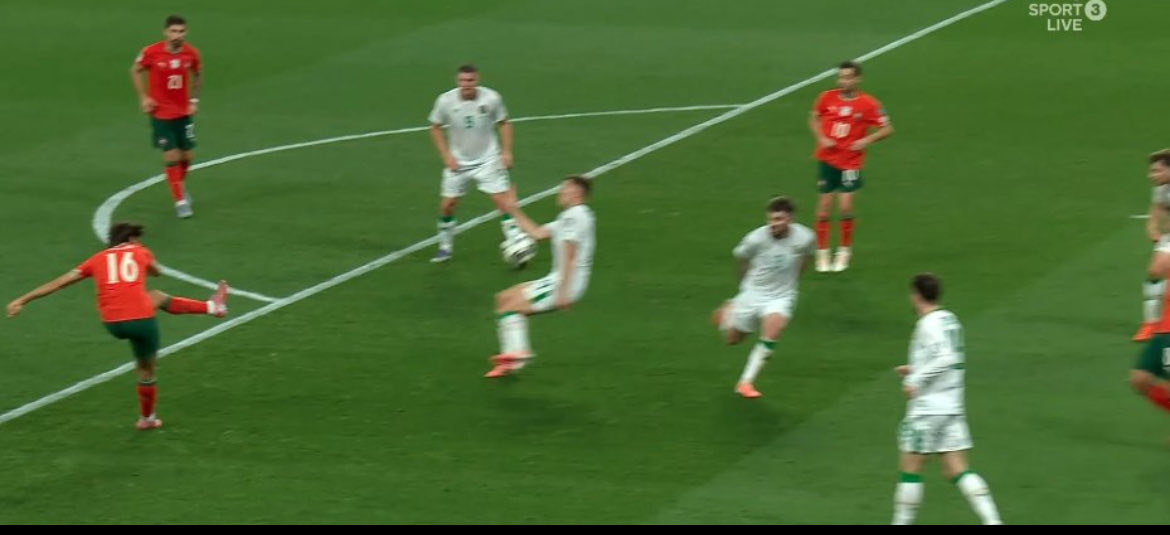 EthanMin96's tweet image. Hits him square in the chest, absolutely disgraceful from the VAR.

UEFA need to investigate that immediately, can’t have that in a huge game.

#COYBIG 🇮🇪