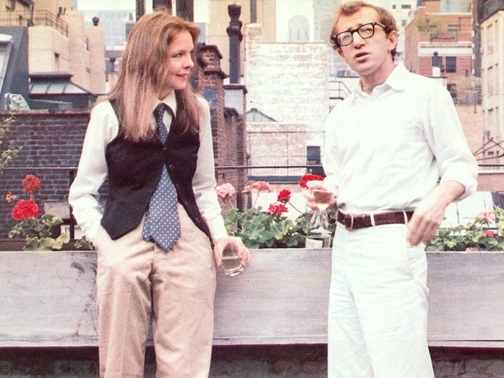 Diane Keaton simbolizó una nueva mujer independiente, inteligente, neurótica, libre. La década de los 20 años estuvo con Woody Allen, la de los 30 con Warren Beatty y la de los 40 con Al Pacino. Creó un estilo, defendió a Allen hasta el final y me da mucha pena que haya muerto.