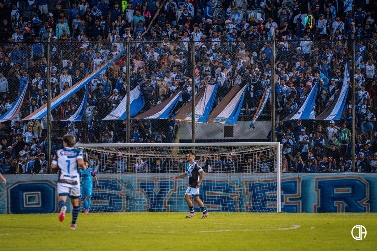 #JuventudAntoniana / Una Fortaleza: Como local disputó 13 encuentros donde nunca perdió, 9PG y 4PE, convirtiendo 22 tantos y recibiendo 5. Efectividad del 79,48 %

No pierde desde el 14/07/24 2 a 1 ante Sol de América. Acumula 17 partidos sin perder con 11PG y 6PE