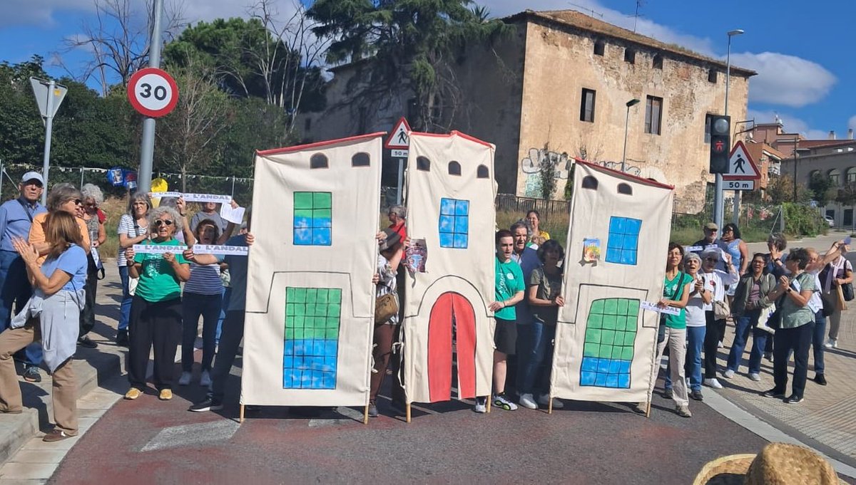 Ens vam constituir el 2016 amb l'objectiu que Ca l'Andal fos un espai #sociocultural públic de referència a #Badalona. Durant aquest temps hem lluitat per defensar el patrimoni i les necessitats socials de la ciutat. Gràcies a totis per venir avui. Amb vosaltres ho aconseguirem!