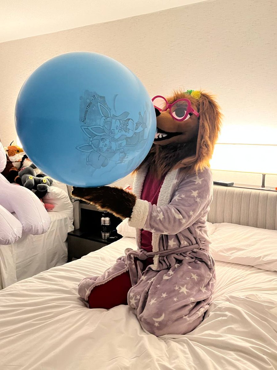 This balloonie is SO BIG!! 🎈 I'm feeling light headed... 😵‍💫