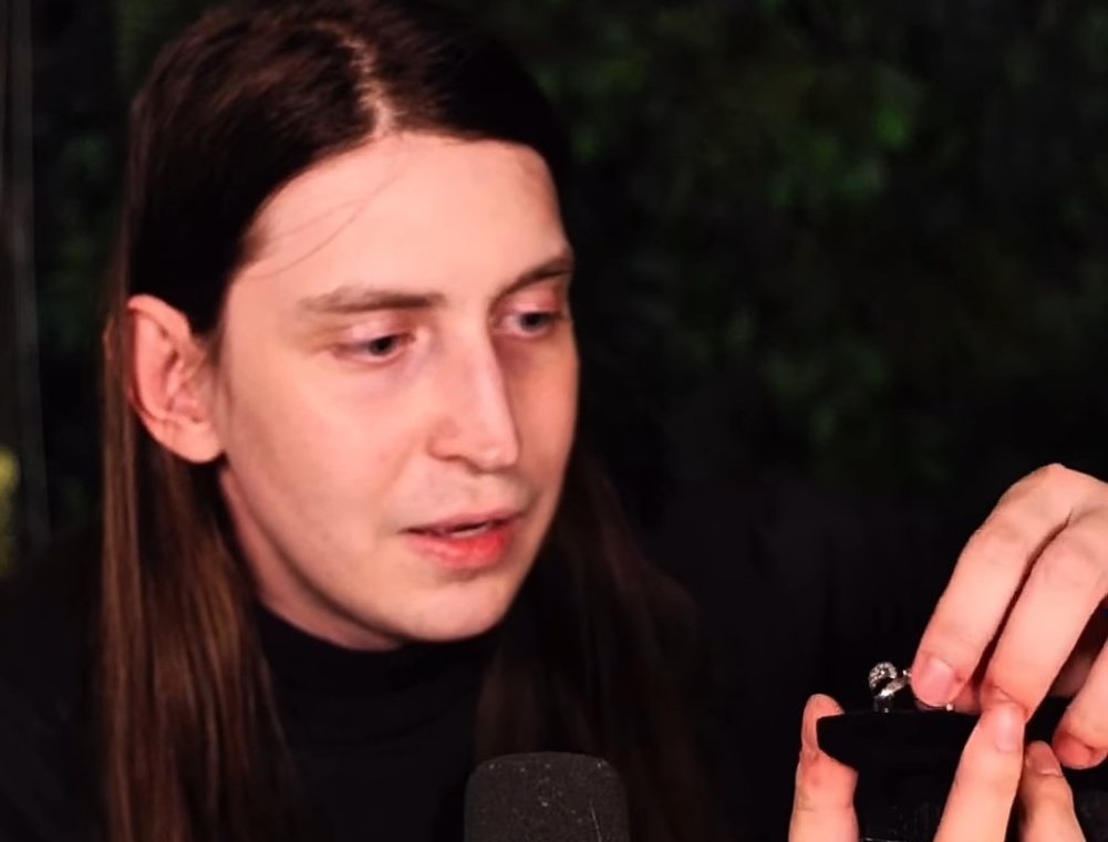 mombaque's tweet image. Olha aí o católico de vocês ensinando pras crianças sobre selo de Goetia, já saquei a dele desde a capa daquela revista