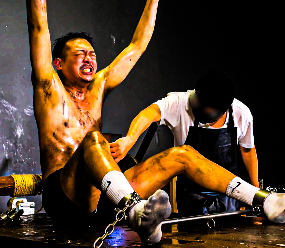 雙腿張開，無法保護自己的重要部位
在滿身大汗的痛苦姿勢下，看著自己被搓弄，陽具開始充血
這只是讓刑官有更大的部位加以電擊！