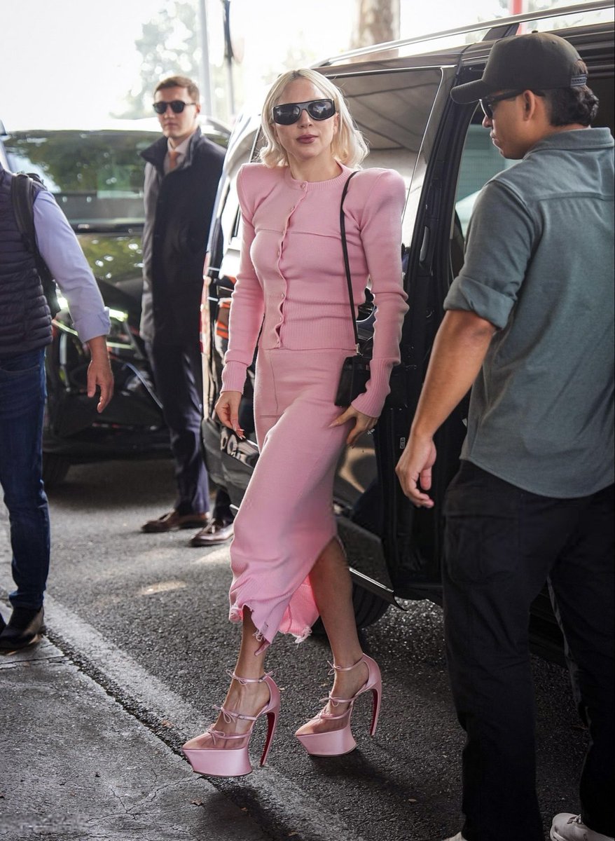 joshdavidxx's tweet image. Glinda&apos;s sister omg she loves Ariana so much iktr