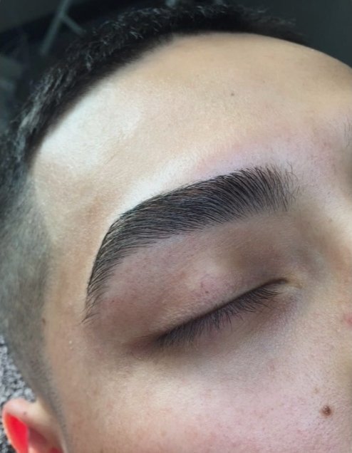veo_analizo's tweet image. No sé si sea xq ya estoy viejito, pero creo q los hombres heterosexuales no deberían hacerse perfilado de cejas.