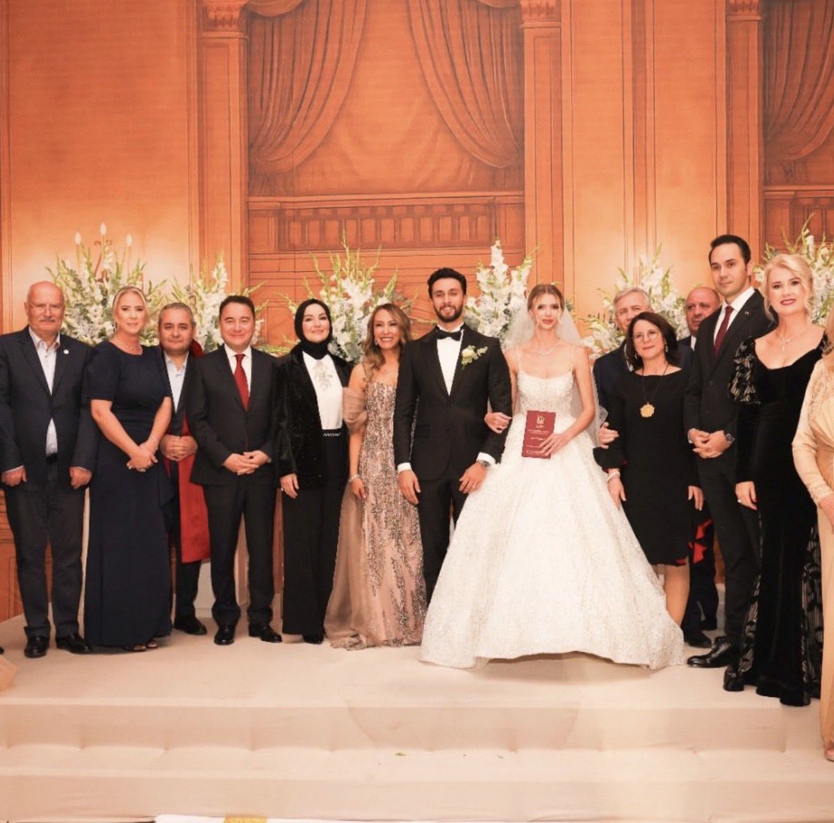 Ankara Ticaret Odası Meclis Üyesi Naz Öztürk’ün değerli oğlu Canberk ile Frederika Kiki’nin hayatlarını birleştirdikleri bu en mutlu günde nikâh akitlerine Deva Partisi Genel Başkanı Ali Babacan, ABB Başkanı Mansur Yavaş, ATO Başkanı Gürsel Baran ve ASO Başkanı Seyit Ardıç ile