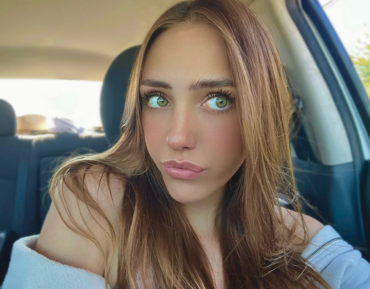 aurorab0rea's tweet image. rose tinted cheeks
