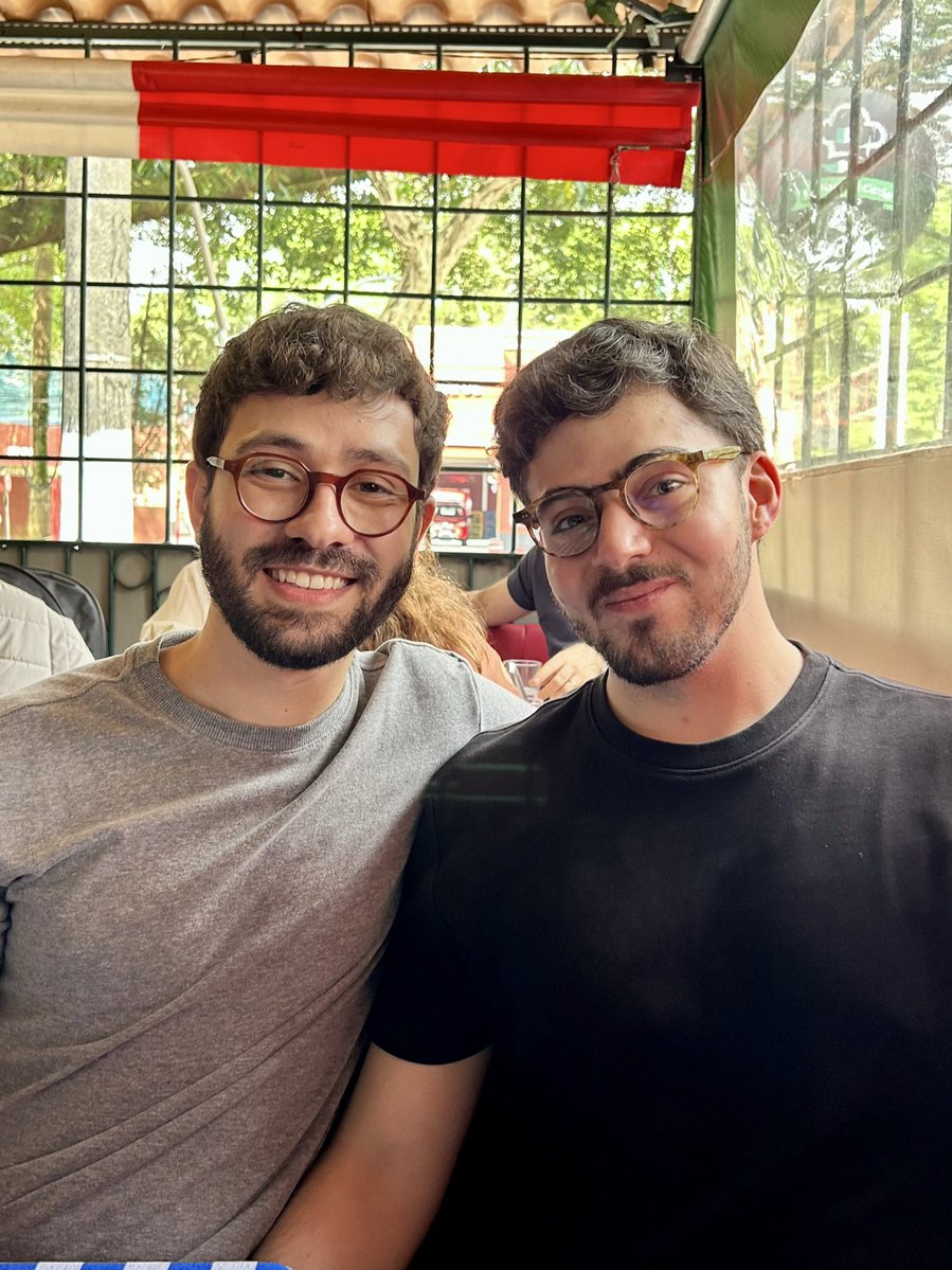 pseudonimoev's tweet image. deu tudo certo a 4 foto é ela com meu namorado sentados no parque depois do almoço