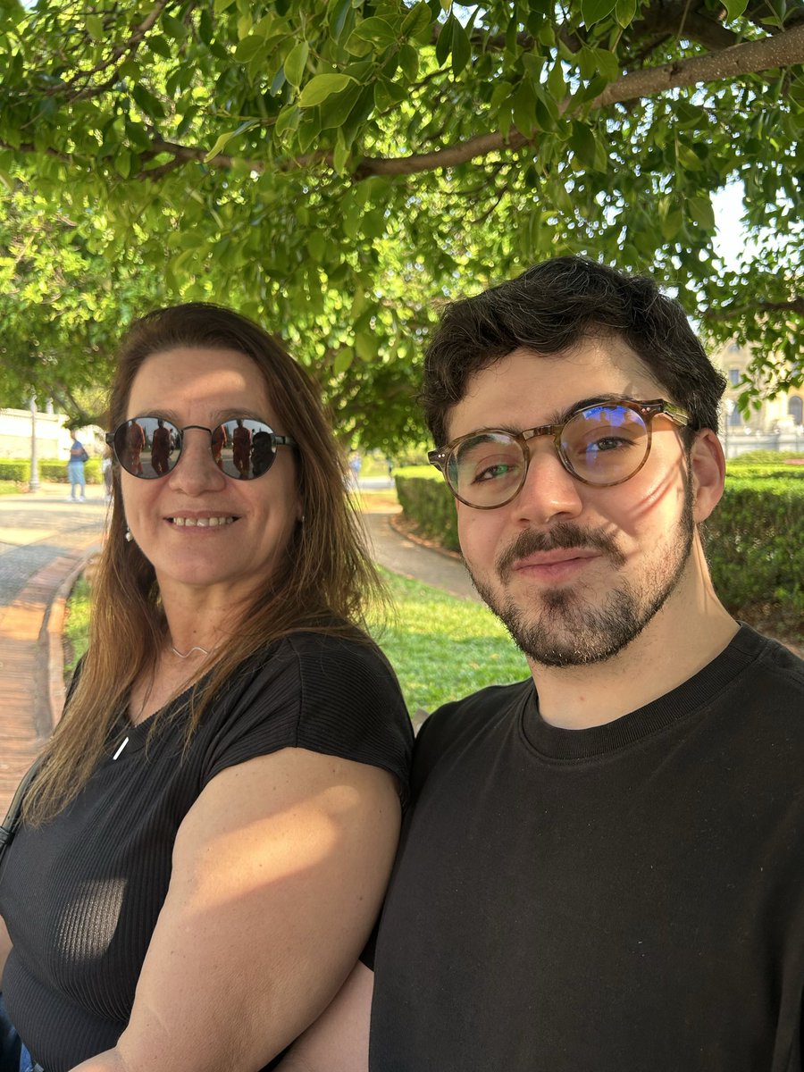 pseudonimoev's tweet image. deu tudo certo a 4 foto é ela com meu namorado sentados no parque depois do almoço