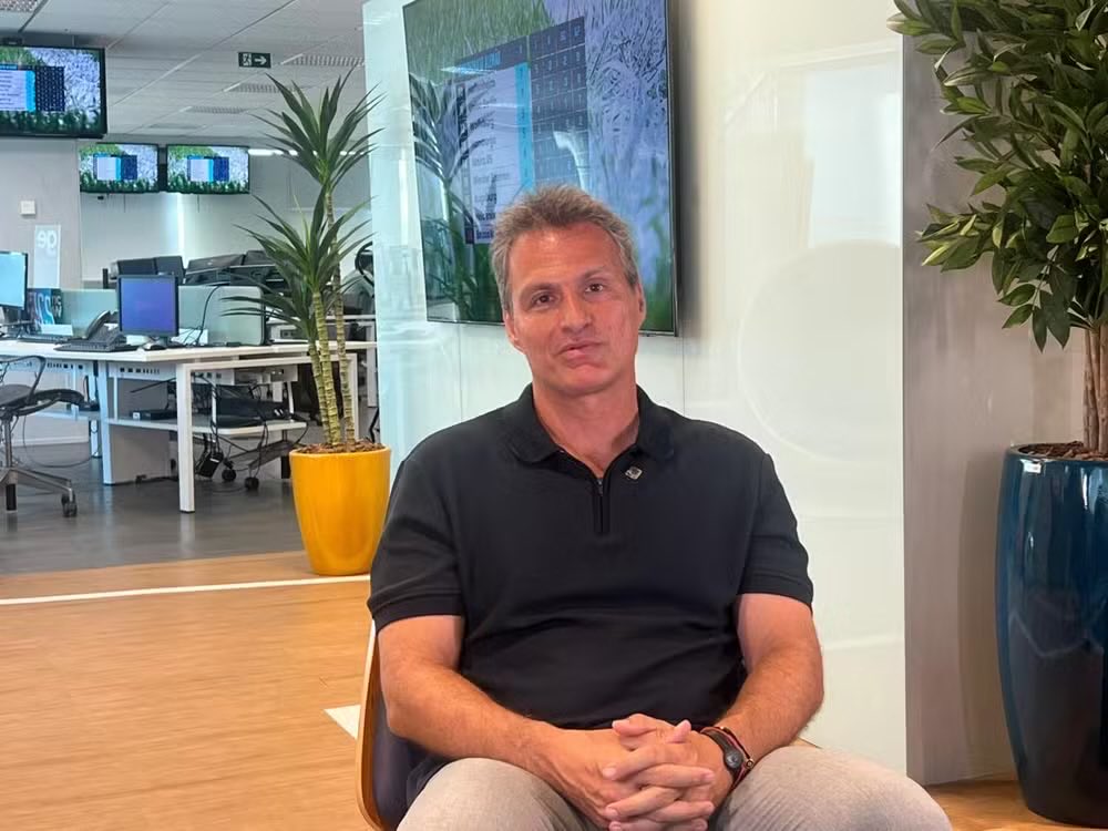 “Para entenderem o nível de vontade do Filipe Luís em tudo o que ele faz: quando ele era técnico da base, ele trouxe o auxiliar Ivan. O Ivan estava vindo do Japão e tinha uma realidade financeira que não condizia com a base do Flamengo. Parte do custo do Ivan era pago pelo