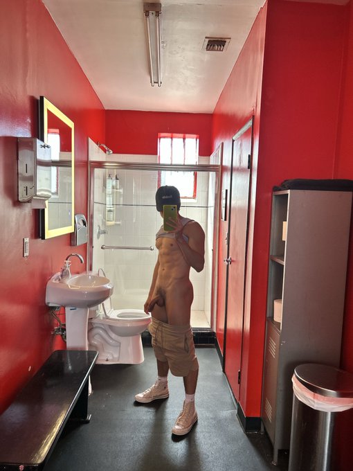 This mirror has become my whole identity https://t.co/zlzdMg04Mk