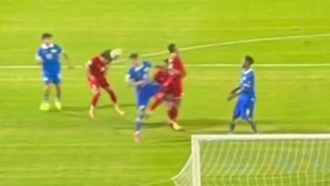 ArchivoVAR's tweet image. 🖥️💥 Desconexión total del VAR en el El Salvador - Panamá.

👉🏻 El defensor panameño tiene la mano muy por encima del hombro y en posición antinatural.

❌ 𝗘𝗦 𝗣𝗘𝗡𝗔𝗟𝗧𝗜.

▪️ Pese a llegar del rechace de un compañero, la posición de la mano es completamente punible.