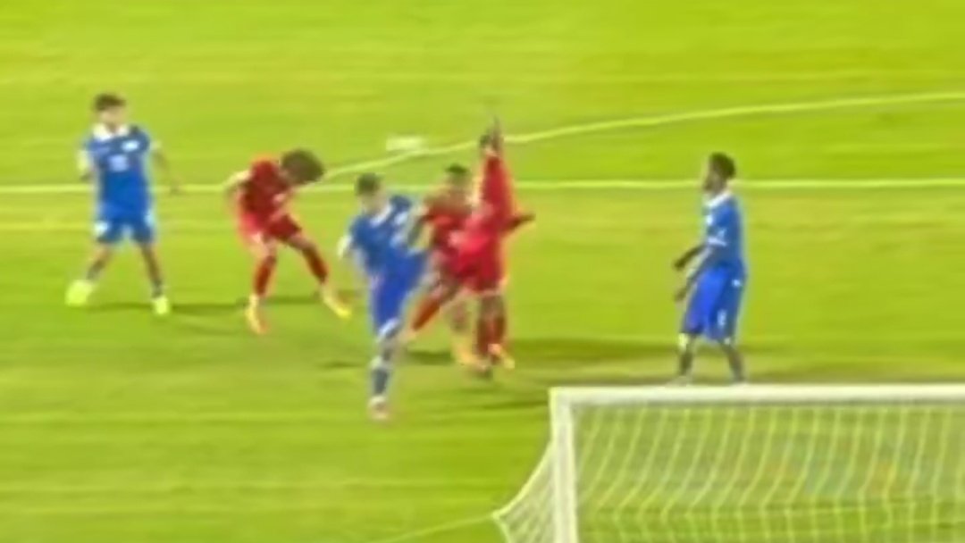 ArchivoVAR's tweet image. 🖥️💥 Desconexión total del VAR en el El Salvador - Panamá.

👉🏻 El defensor panameño tiene la mano muy por encima del hombro y en posición antinatural.

❌ 𝗘𝗦 𝗣𝗘𝗡𝗔𝗟𝗧𝗜.

▪️ Pese a llegar del rechace de un compañero, la posición de la mano es completamente punible.