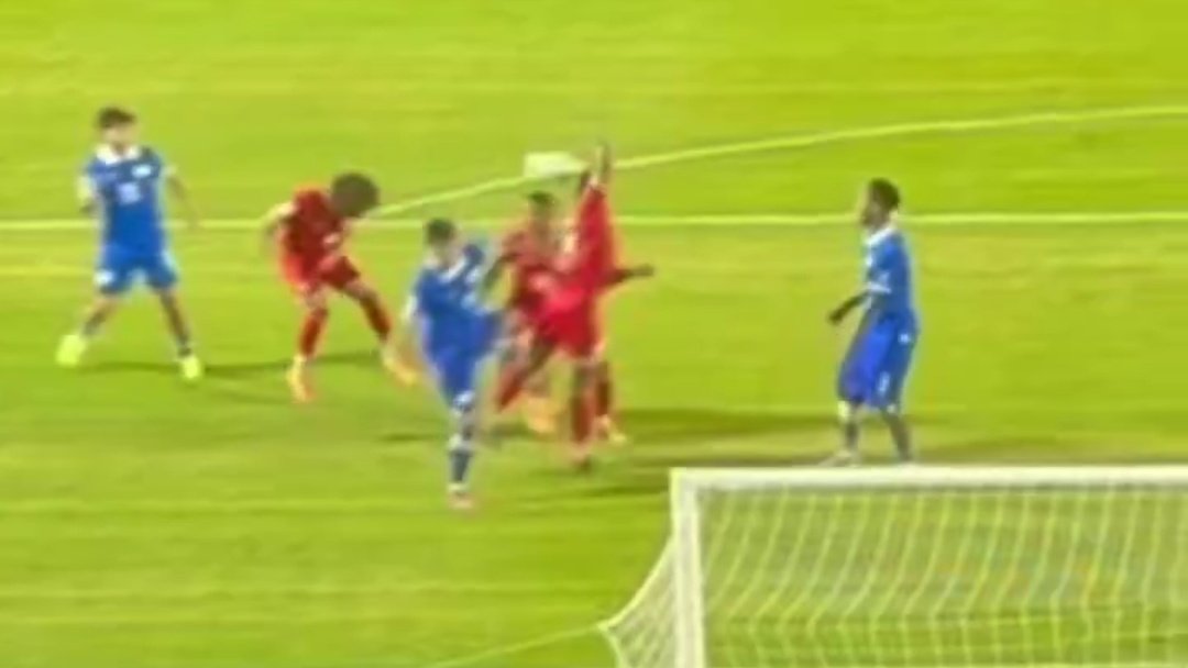 ArchivoVAR's tweet image. 🖥️💥 Desconexión total del VAR en el El Salvador - Panamá.

👉🏻 El defensor panameño tiene la mano muy por encima del hombro y en posición antinatural.

❌ 𝗘𝗦 𝗣𝗘𝗡𝗔𝗟𝗧𝗜.

▪️ Pese a llegar del rechace de un compañero, la posición de la mano es completamente punible.