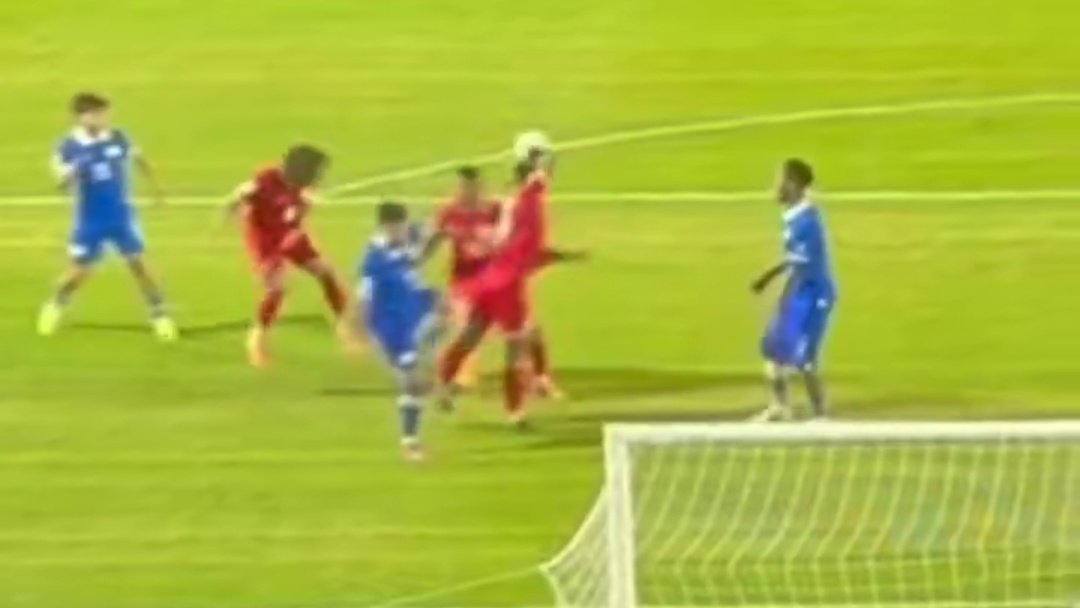 ArchivoVAR's tweet image. 🖥️💥 Desconexión total del VAR en el El Salvador - Panamá.

👉🏻 El defensor panameño tiene la mano muy por encima del hombro y en posición antinatural.

❌ 𝗘𝗦 𝗣𝗘𝗡𝗔𝗟𝗧𝗜.

▪️ Pese a llegar del rechace de un compañero, la posición de la mano es completamente punible.