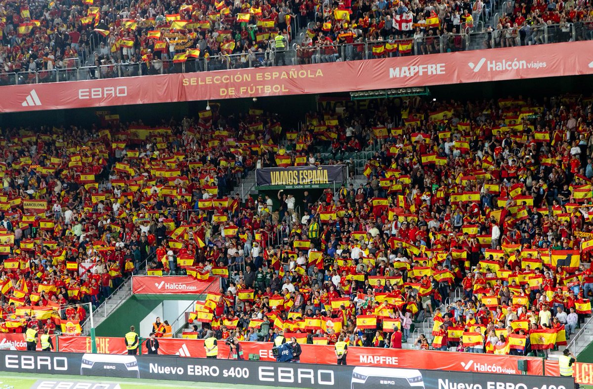 SEFutbol's tweet image. ¡2️⃣8️⃣.6️⃣6️⃣1️⃣ 𝗚𝗥𝗔𝗖𝗜𝗔𝗦, 𝗘𝗟𝗖𝗛𝗘!

🙌 Tenemos la mejor afición del mundo.

🇪🇸🆚🇬🇪 | 2-0 | 88&apos;

#VamosEspaña | #CopaMundialFIFA