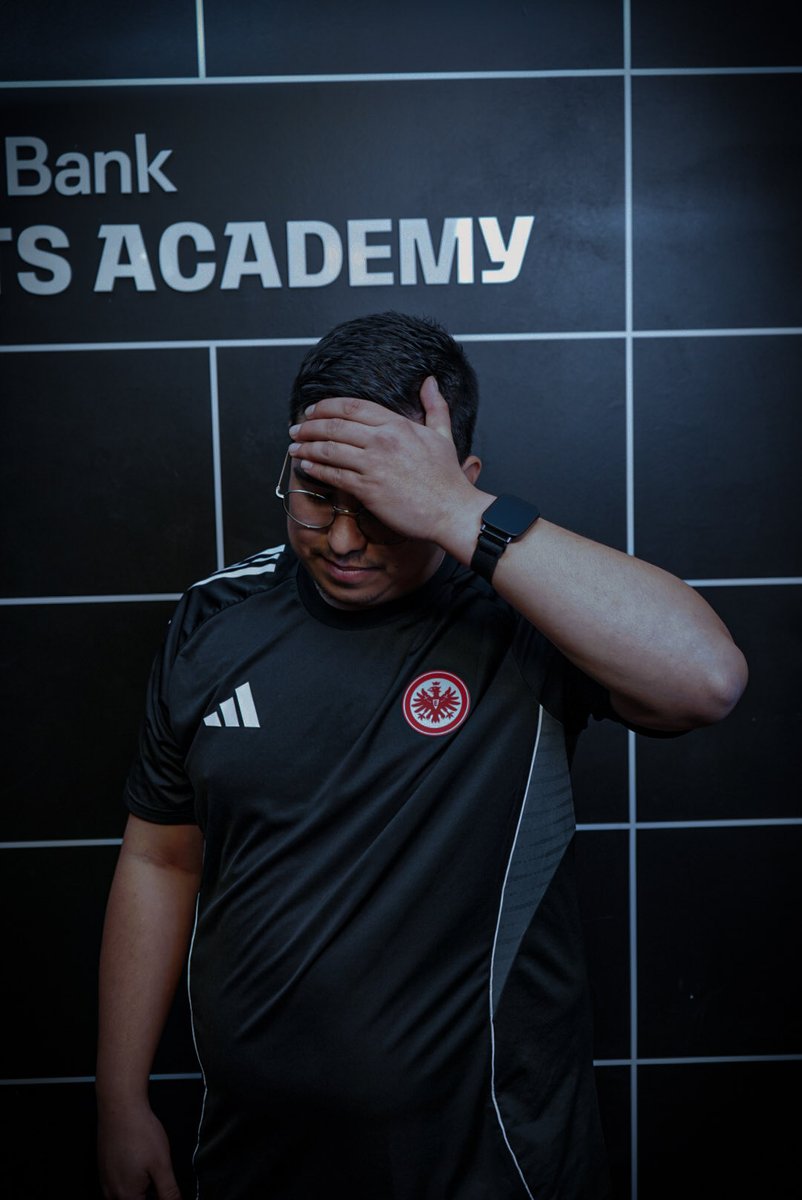 Wir gewinnen und verlieren jeweils ein Match. Die Laune ist leider im Keller, müssen aber für morgen wieder alles geben. 

Gude Nacht und danke für den Support! 🫶🏽