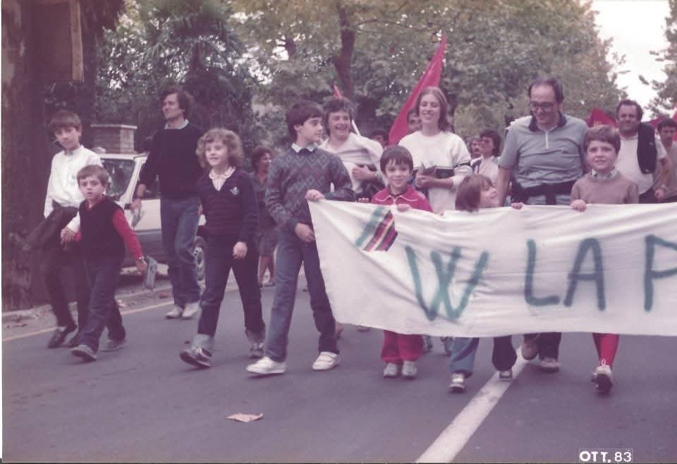 VeriniWalter's tweet image. Bambini di quaranta anni fa sulle strade della #PerugiaAssisi. Ci saranno anche domani, i bambini di oggi. Ma come allora, senza #odio, contro guerre e violenza. Per un futuro di #Pace. C&apos;è sempre, del resto, quel grande prato verde dove  nascono speranze che si chiamano ragazzi.
