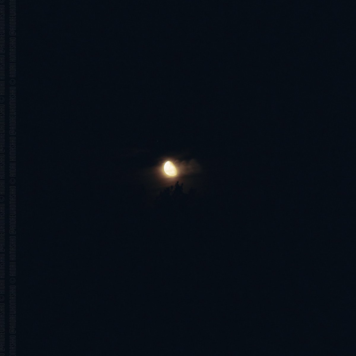 AndrewKomashko's tweet image. Some quick shots of the Moon in the night sky 🌌 🌖
#Moon #night #photograghy #sky #light