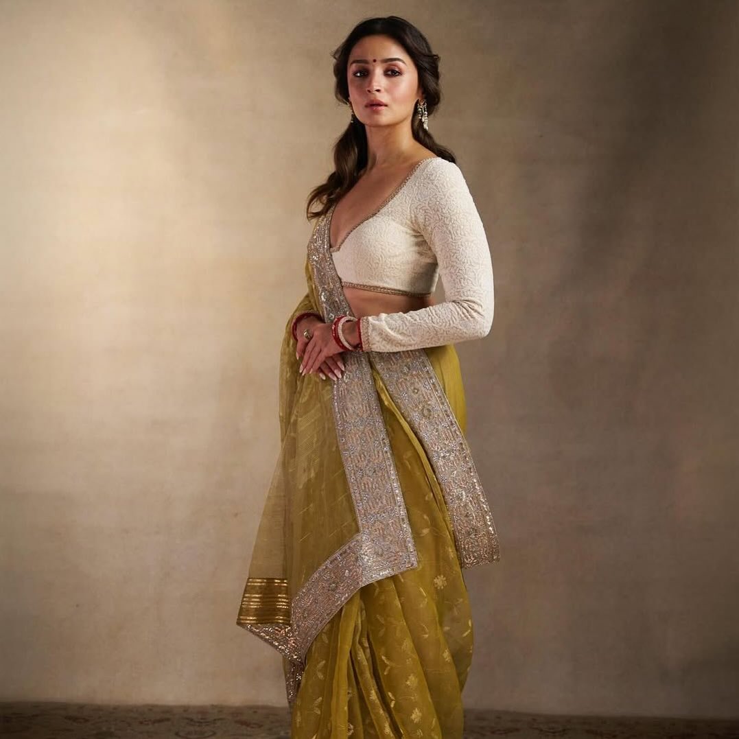 filmfare's tweet image. Congratulations to #AliaBhatt as she wins the Filmfare Award for Best Actor in a Leading Role (Female) for #Jigra at the #70thHyundaiFilmfareAwards2025WithGujaratTourism 

Title Partner: @HyundaiIndia

Destination Partner: @GujaratTourism

Co-Powered By: @itssweetysupari…