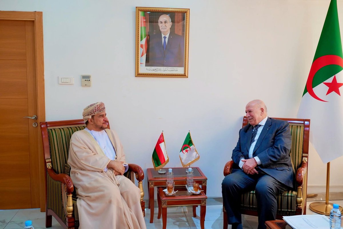 استقبل معالي يحيى بشير وزير الصناعة اليوم سعادة سيف بن ناصر البداعي سفير #سلطنة_عُمان لدى #الجزائر والرئيس التنفيذي لشركة "كروة" الدكتور ابراهيم بن علي البلوشي.
وبحث الطرفان خلال اللقاء آفاق التعاون الثنائي المرتقب بين البلدين الشقيقين في المجال الصناعي.