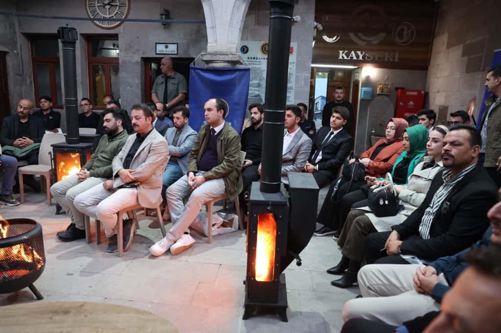 “Genç Birlik Divan Buluşmaları” programımızın ilkini, Kayseri Valimiz Sn. Gökmen Çiçek’in katılımlarıyla gerçekleştirdik. Biz çok keyif aldık. Sayın Valimize teşekkür ediyoruz. 

@bulut_habes <a href="/gokmen_cicek_/">Gökmen Çiçek</a>