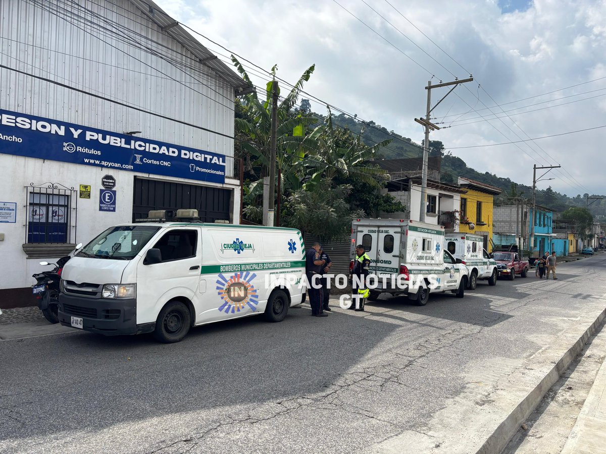 #URGENTE 🚨
#CiudadViejaSacatepéquez

Trabajador pierde la vida tras quedar soterrado en una obra en San Lorenzo El Cubo. Bomberos lucharon por rescatarlo durante 45 min, pero pese a los esfuerzos, falleció en el lugar. Fue identificado como Marvin Estuardo Reyes de León, de 36