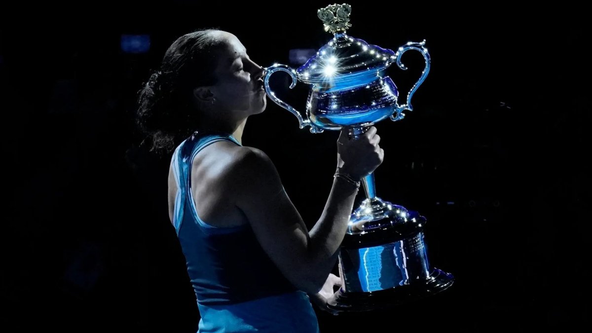 BastienFachan's tweet photo. When you watch hundreds of matches a year, it's easy to lose sight of why you love the sport.

Then a storyline or an actual match is so impossibly great that it wets your eyes with tears, lingers in your heart for days and leaves no doubt.

What a year it's been to love tennis. https://t.co/ZNIaT4RWWr