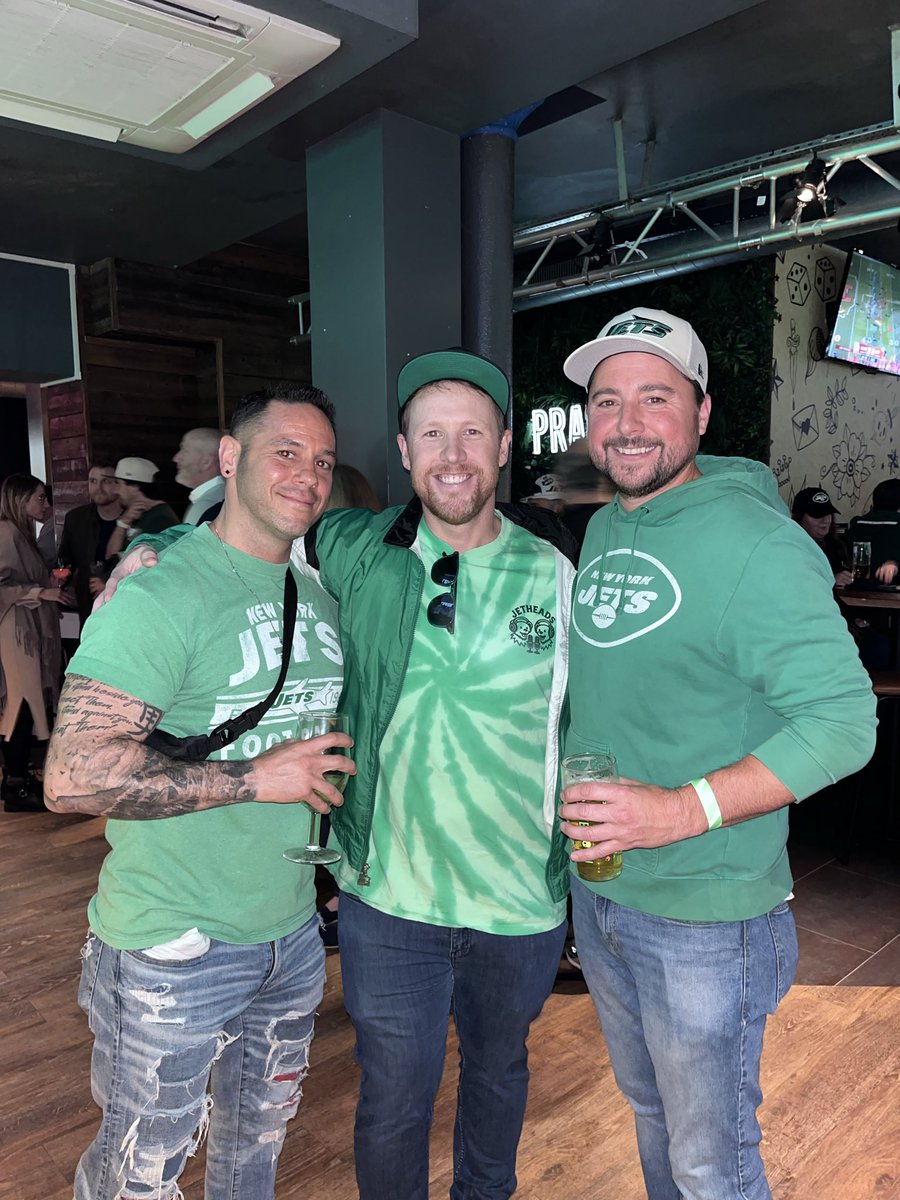 NickGranataJr's tweet photo. Got to meet the @BadlandsTOJ crew in London, been listening to these guys for years, best Jets pod out there and it’s not close. @JCaporoso @Willpa11 @PKilgallen Seriously couldn’t be nicer guys https://t.co/GHBPyYKUnC