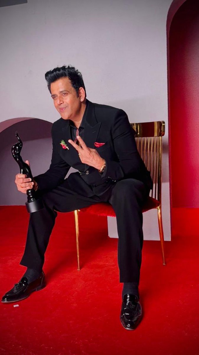 ravikishann's tweet image. 33 साल बाद फ़िल्मफ़ेयर अवार्ड जीत गया ,,,(best actor in supporting role)आप लोगो का महादेव मेरे परिवार मेरी   पत्नी का साथ आशीर्वाद मिला ,लापता लेडीज #lapataladies #Filmfare #FilmfareAwards  🔱🙏
