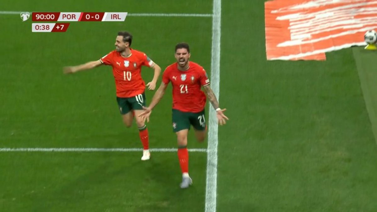 NoodleHairCR7's tweet photo. Ruben Neves scores the winning goal in the 91st min wearing Diogo Jota number 21 and kisses the number 

Football 🤍 https://t.co/icmpJ29uwK