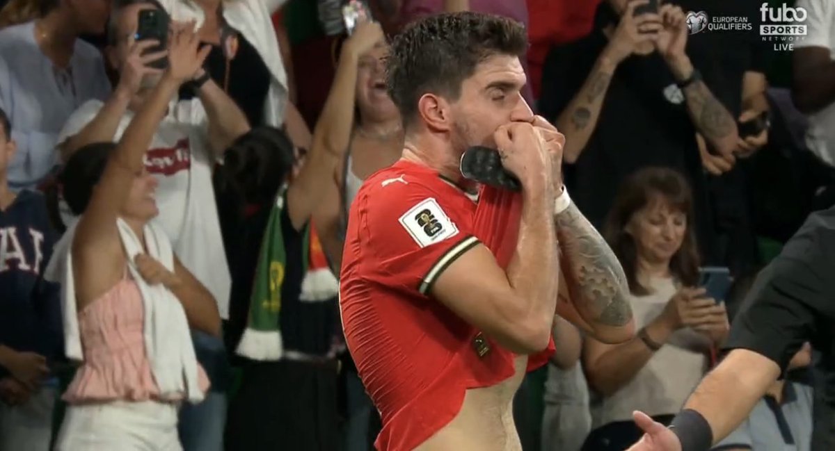 NoodleHairCR7's tweet photo. Ruben Neves scores the winning goal in the 91st min wearing Diogo Jota number 21 and kisses the number 

Football 🤍 https://t.co/icmpJ29uwK